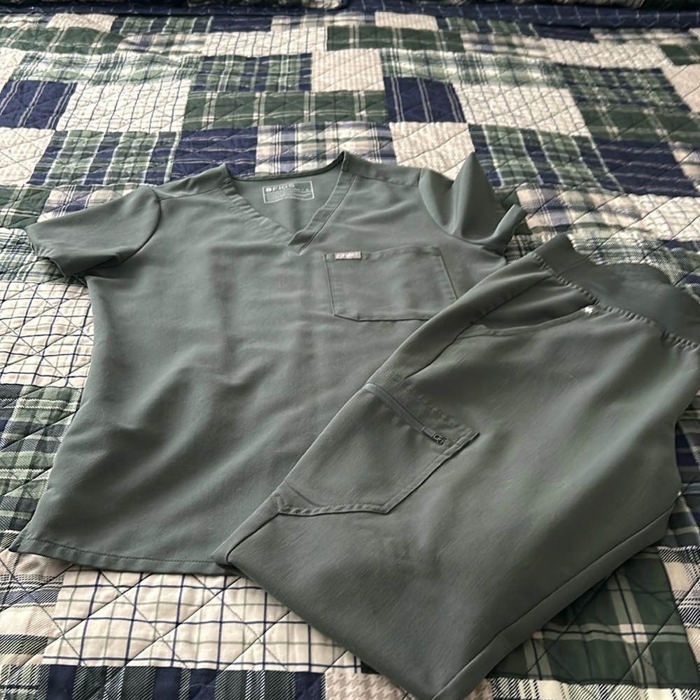Bonsai Figs scrub set top small pant medium $60